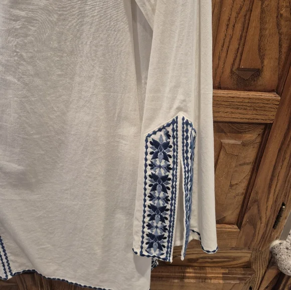 White House Black Market White & Blue Embroidered Tunic Top - Picture 4 of 10
